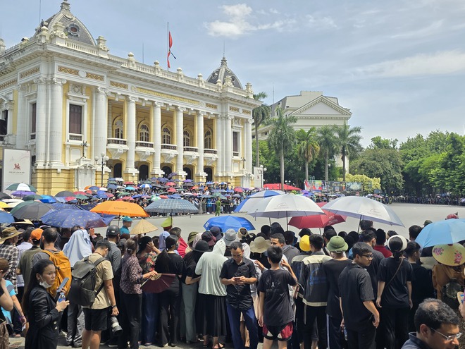 Người dân hai bên đường rơi nước mắt khi thấy đoàn xe tang chở linh cữu Tổng Bí thư Nguyễn Phú Trọng, nghẹn ngào: "Vĩnh biệt bác"- Ảnh 21.