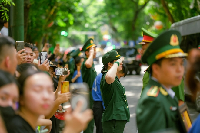 Xúc động khoảnh khắc đoàn xe tang đưa linh cữu Tổng Bí thư Nguyễn Phú Trọng di chuyển qua các tuyến phố Hà Nội- Ảnh 12.