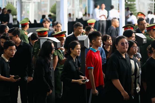 TP.HCM: Người dân xếp hàng dài từ 4h sáng chờ vào viếng Tổng Bí thư Nguyễn Phú Trọng- Ảnh 17.