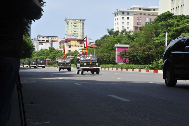 Người dân hai bên đường rơi nước mắt khi thấy đoàn xe tang chở linh cữu Tổng Bí thư Nguyễn Phú Trọng, nghẹn ngào: "Vĩnh biệt bác"- Ảnh 43.