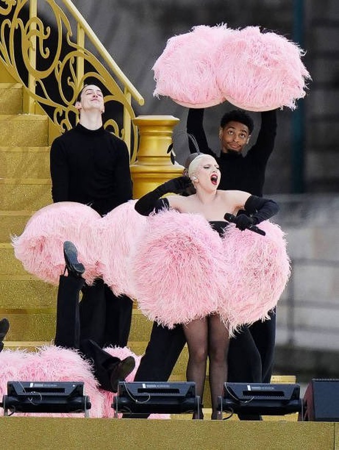 Nóng: Saint Laurent tố Dior và Lady Gaga đạo nhái thiết kế cho màn diễn khai mạc Olympic, phản ứng netizen mới bất ngờ