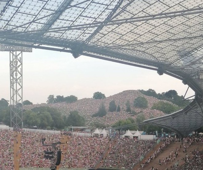 40,000 spectators filled the hill, "watching for free" Taylor Swift perform - Photo 2.