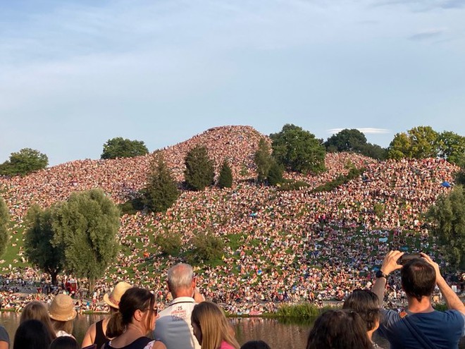 40,000 spectators filled the hill, "watching for free" Taylor Swift perform - Photo 3.