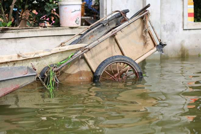 Hà Nội: Ngôi làng bị nước bủa vây như "ốc đảo", người dân đổ xô đến tập bơi- Ảnh 5.