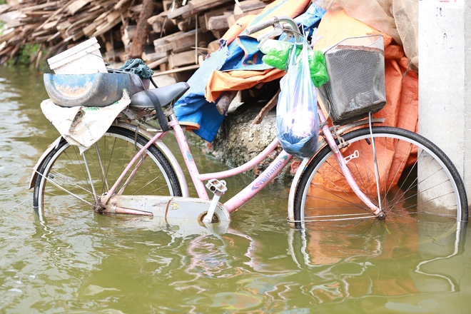 Hà Nội: Ngôi làng bị nước bủa vây như "ốc đảo", người dân đổ xô đến tập bơi- Ảnh 6.