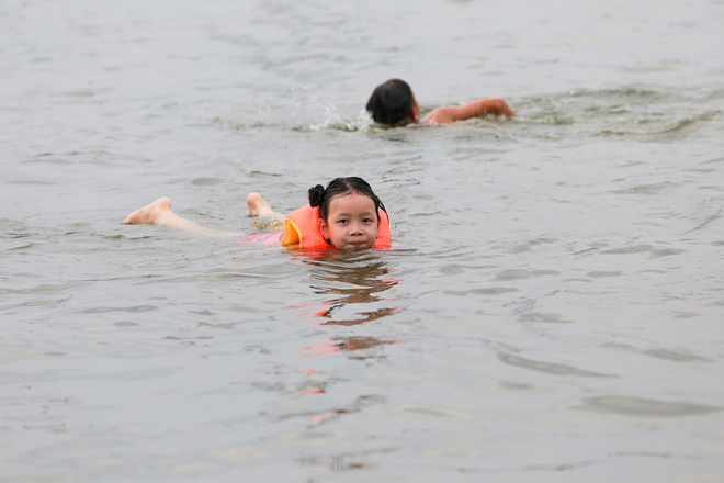 Hà Nội: Ngôi làng bị nước bủa vây như "ốc đảo", người dân đổ xô đến tập bơi- Ảnh 17.