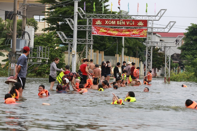 Hà Nội: Ngôi làng bị nước bủa vây như "ốc đảo", người dân đổ xô đến tập bơi- Ảnh 16.