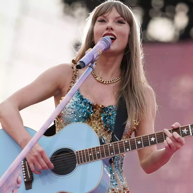 40,000 spectators filled the hill, "watching for free" Taylor Swift perform - Photo 1.