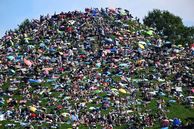 40,000 spectators filled the hill, "watching for free" Taylor Swift perform - Photo 4.