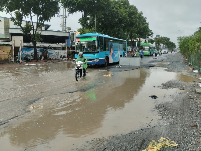 Hà Nội: Đường gom Đại lộ Thăng Long hết ngập lụt, nhiều "bẫy ngập" lộ ra sau khi nước rút- Ảnh 16.