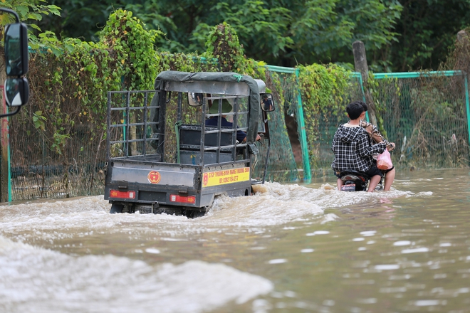 Hà Nội: Đường gom Đại lộ Thăng Long hết ngập lụt, nhiều "bẫy ngập" lộ ra sau khi nước rút- Ảnh 4.