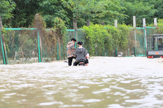 Hà Nội: Đường gom Đại lộ Thăng Long hết ngập lụt, nhiều "bẫy ngập" lộ ra sau khi nước rút- Ảnh 5.