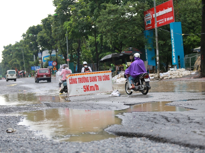 Hà Nội: Đường gom Đại lộ Thăng Long hết ngập lụt, nhiều "bẫy ngập" lộ ra sau khi nước rút- Ảnh 14.