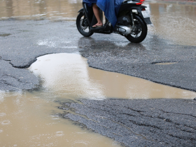 Hà Nội: Đường gom Đại lộ Thăng Long hết ngập lụt, nhiều "bẫy ngập" lộ ra sau khi nước rút- Ảnh 15.