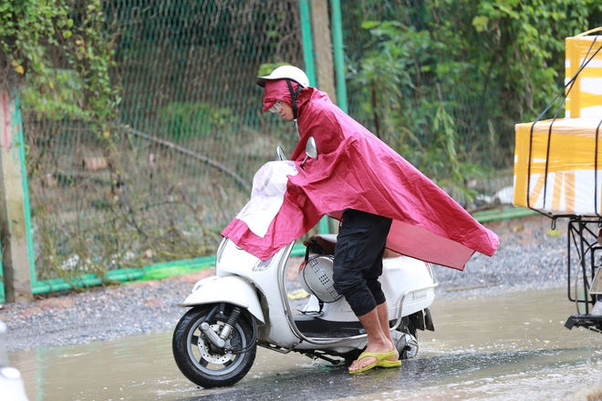 Hà Nội: Đường gom Đại lộ Thăng Long hết ngập lụt, nhiều "bẫy ngập" lộ ra sau khi nước rút- Ảnh 20.