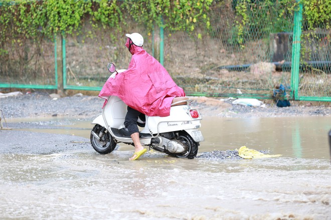 Hà Nội: Đường gom Đại lộ Thăng Long hết ngập lụt, nhiều "bẫy ngập" lộ ra sau khi nước rút- Ảnh 21.