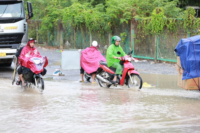 Hà Nội: Đường gom Đại lộ Thăng Long hết ngập lụt, nhiều "bẫy ngập" lộ ra sau khi nước rút- Ảnh 22.