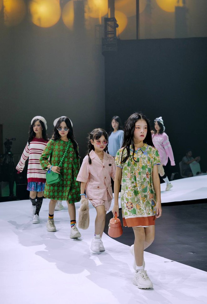 HOT: Mẫu Việt 10 tuổi Ella Bùi mở màn cho show Gucci Kids, thần thái quá đỉnh- Ảnh 5.