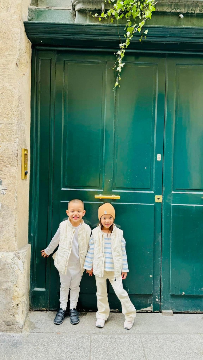 Hồ Ngọc Hà đưa 3 nhóc tỳ nghỉ hè ở Pháp, bức ảnh Subeo và Kim Lý thành tâm điểm vì chi tiết này - Ảnh 4.