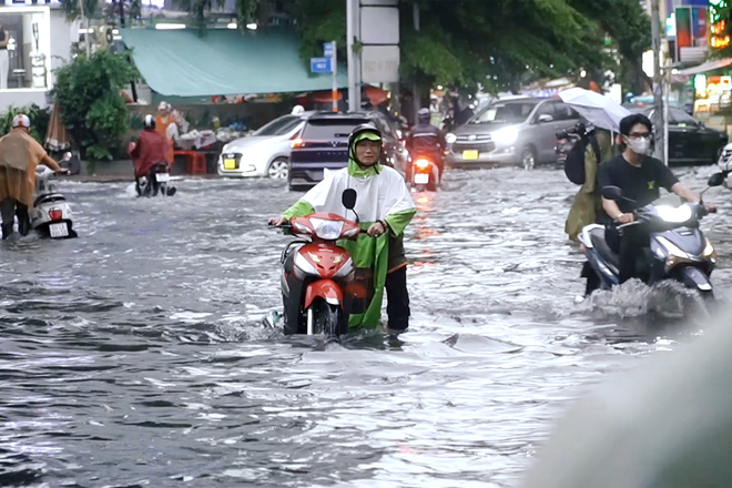 Ô tô xe máy bất động giữa đường phố ngập như sông ở TP.HCM, tài xế gọi điện cầu cứu - Ảnh 2.