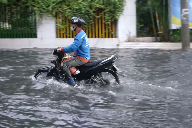 Ô tô xe máy bất động giữa đường phố ngập như sông ở TP.HCM, tài xế gọi điện cầu cứu - Ảnh 3.