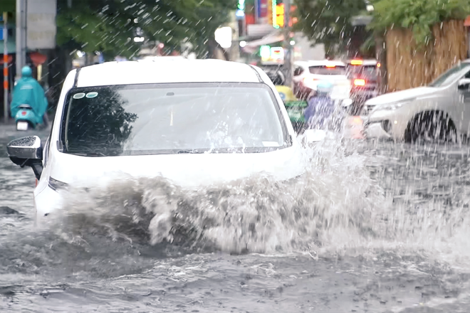 Ô tô xe máy bất động giữa đường phố ngập như sông ở TP.HCM, tài xế gọi điện cầu cứu - Ảnh 4.