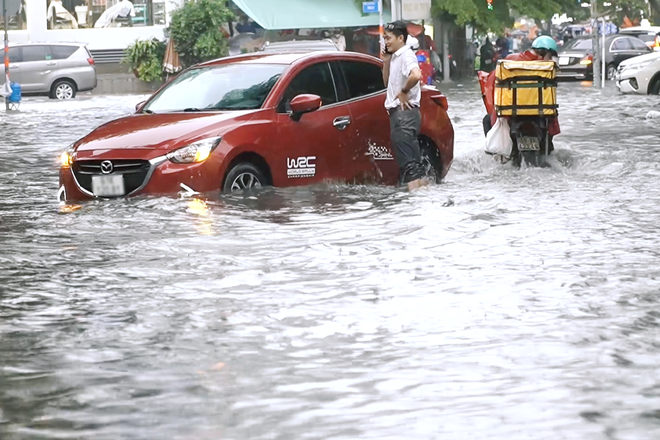 Ô tô xe máy bất động giữa đường phố ngập như sông ở TP.HCM, tài xế gọi điện cầu cứu - Ảnh 7.