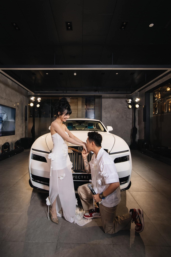 Đại gia Minh Nhựa tái hiện màn cầu hôn vợ bên siêu xe hơn 20 tỷ, là chiếc Rolls-Royce Spectre thuần điện đầu tiên trên thế giới! - Ảnh 1.