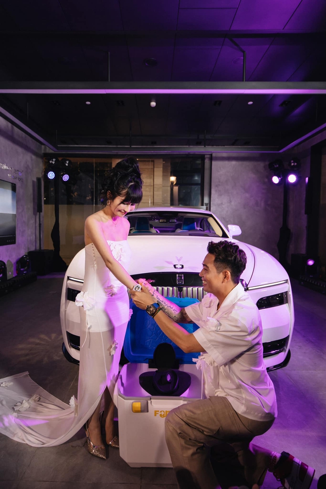 Đại gia Minh Nhựa tái hiện màn cầu hôn vợ bên siêu xe hơn 20 tỷ, là chiếc Rolls-Royce Spectre thuần điện đầu tiên trên thế giới! - Ảnh 4.