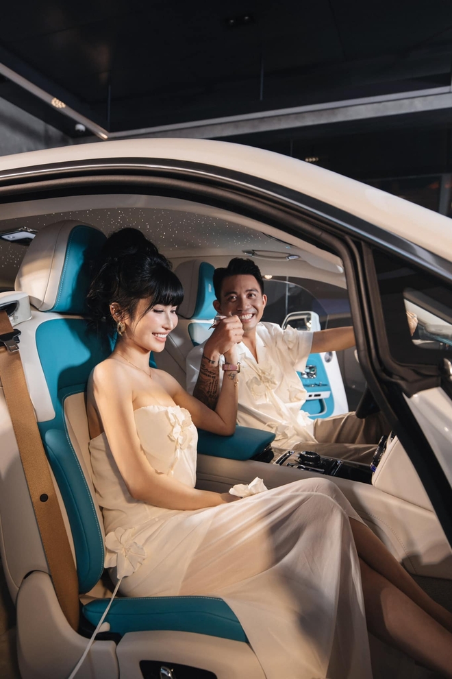 Đại gia Minh Nhựa tái hiện màn cầu hôn vợ bên siêu xe hơn 20 tỷ, là chiếc Rolls-Royce Spectre thuần điện đầu tiên trên thế giới! - Ảnh 2.