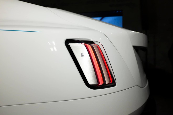 Đại gia Minh Nhựa tái hiện màn cầu hôn vợ bên siêu xe hơn 20 tỷ, là chiếc Rolls-Royce Spectre thuần điện đầu tiên trên thế giới! - Ảnh 6.