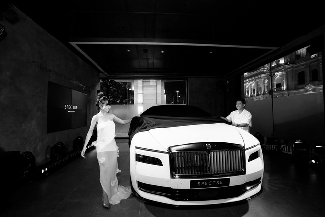 Đại gia Minh Nhựa tái hiện màn cầu hôn vợ bên siêu xe hơn 20 tỷ, là chiếc Rolls-Royce Spectre thuần điện đầu tiên trên thế giới! - Ảnh 8.