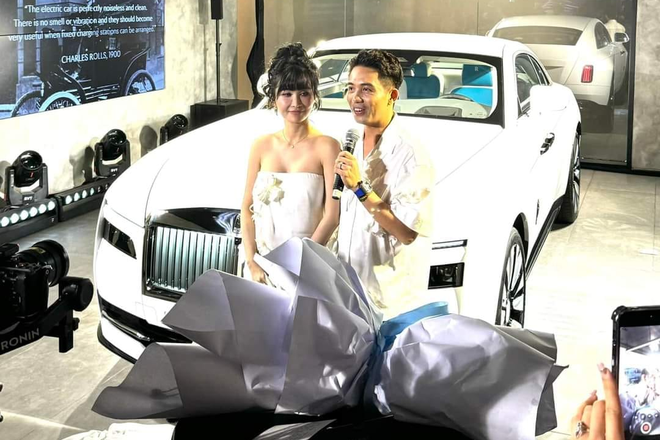 Đại gia Minh Nhựa tái hiện màn cầu hôn vợ bên siêu xe hơn 20 tỷ, là chiếc Rolls-Royce Spectre thuần điện đầu tiên trên thế giới! - Ảnh 9.