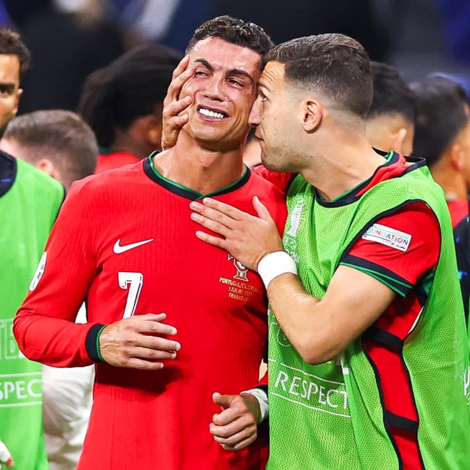 Xót xa: Ronaldo bật khóc nức nở khi thấy mẹ đang lau nước mắt trên khán đài tại Euro 2024 - Ảnh 3.
