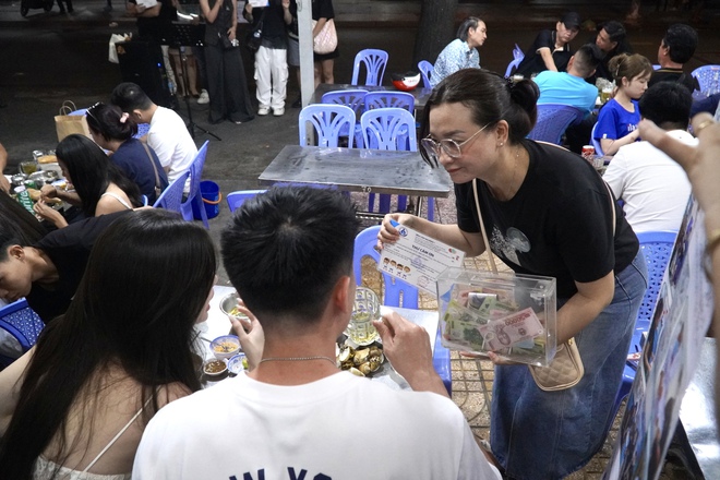 Nhóm bạn trẻ 7 năm đi "hát dạo" trước các quán ăn ở TP.HCM, lý do phía sau gây xúc động- Ảnh 8.