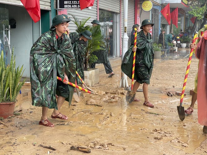 Hạ Long: Mưa lớn gây sạt lở nghiêm trọng, người dân khốn đốn vì bùn đất tràn đầy nhà và quốc lộ- Ảnh 9.