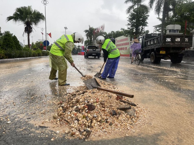 Hạ Long: Mưa lớn gây sạt lở nghiêm trọng, người dân khốn đốn vì bùn đất tràn đầy nhà và quốc lộ- Ảnh 10.