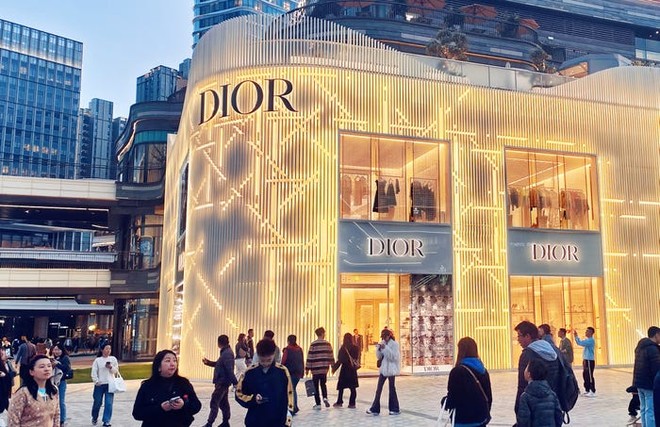Câu hỏi gây náo loạn ngành thời trang nhiều tháng qua: Chiếc túi xa xỉ 71 triệu đồng của Dior được sản xuất với chi phí thực sự là bao nhiêu? - Ảnh 1.