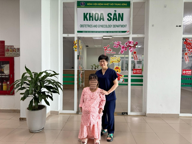 Người phụ nữ tí hon cao 1m30 ở Hà Nội sinh con gái nặng 3,5 kg - Ảnh 1.
