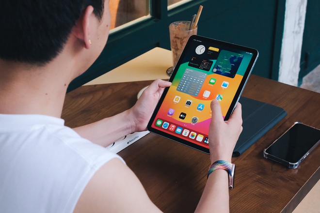 Ấn tượng đầu tiên về iPad Air chính hãng mới tại Việt Nam: Màu sắc đẹp, mạnh mẽ với chip M2, nhiều phụ kiện mới - Ảnh 5.