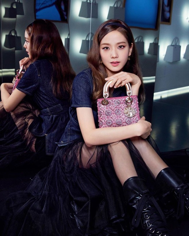 Câu hỏi gây náo loạn ngành thời trang nhiều tháng qua: Chiếc túi xa xỉ 71 triệu đồng của Dior được sản xuất với chi phí thực sự là bao nhiêu? - Ảnh 2.