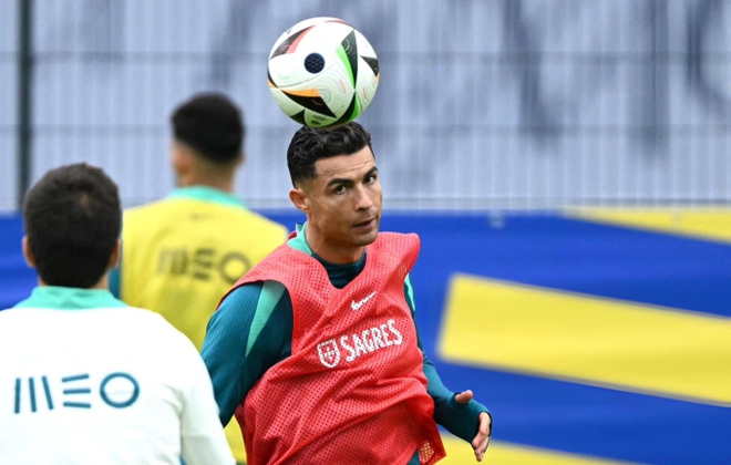 Mẹ Ronaldo vẫn quyết đi xem Euro 2024 dù vừa “khóc hết nước mắt” vì con trai, có một thay đổi về ngoại hình - Ảnh 5.