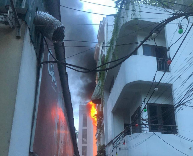 Hà Nội: Nhà 5 tầng bốc cháy ngùn ngụt, nhiều người hoảng loạn - Ảnh 1.
