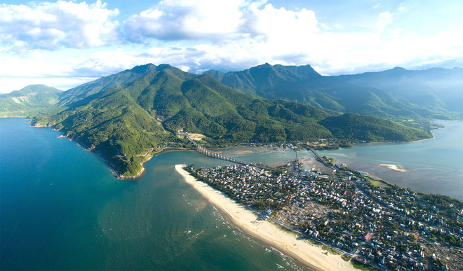 Việt Nam có 1 điểm đến lọt top vịnh đẹp nhất thế giới, cách thành phố chỉ 25km, được ví như chốn bồng lai tiên cảnh - Ảnh 1.