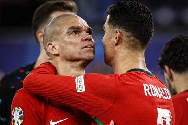 Giọt nước mắt không rơi nhưng trò chơi vẫn kết thúc, Ronaldo lầm lũi chia tay Euro cùng kỷ lục không thể buồn hơn - Ảnh 3.