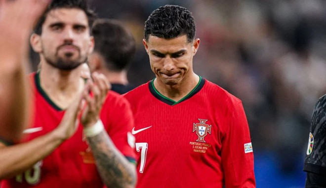 Giọt nước mắt không rơi nhưng trò chơi vẫn kết thúc, Ronaldo lầm lũi chia tay Euro cùng kỷ lục không thể buồn hơn - Ảnh 2.