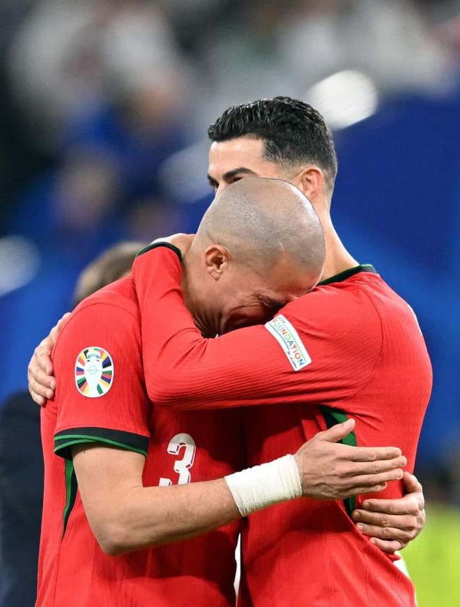 Pepe tuổi 41 tựa vai Ronaldo 39 tuổi oà khóc như một đứa trẻ: Mỏi chân rồi mình dừng lại thôi - Ảnh 1.