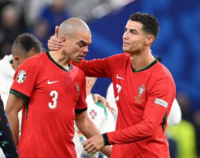 Pepe tuổi 41 tựa vai Ronaldo 39 tuổi oà khóc như một đứa trẻ: Mỏi chân rồi mình dừng lại thôi - Ảnh 4.