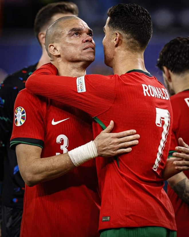 Pepe tuổi 41 tựa vai Ronaldo 39 tuổi oà khóc như một đứa trẻ: Mỏi chân rồi mình dừng lại thôi - Ảnh 3.