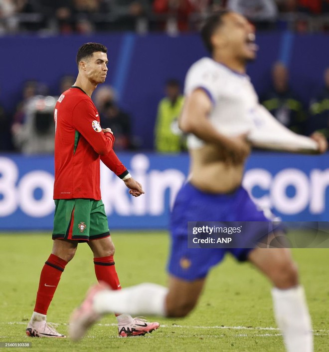 Đồng đội của Ronaldo sút hỏng penalty, Bồ Đào Nha không thể một lần nữa vượt chông gai trên chấm 11m, ngậm ngùi chia tay Euro 2024 - Ảnh 3.